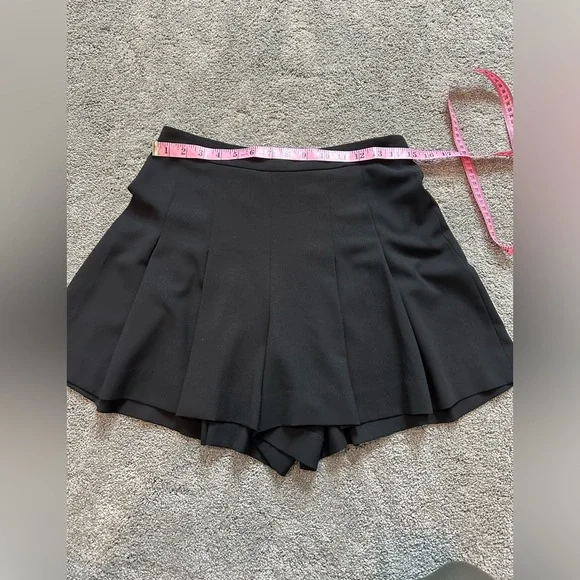 Alice + Olivia Mini Pleated shorts - Picture 1 of 8